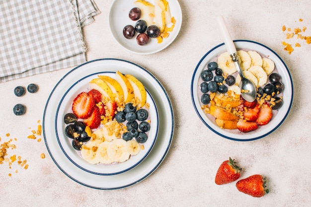 Desayuno saludable, plano, con avena y fruta.