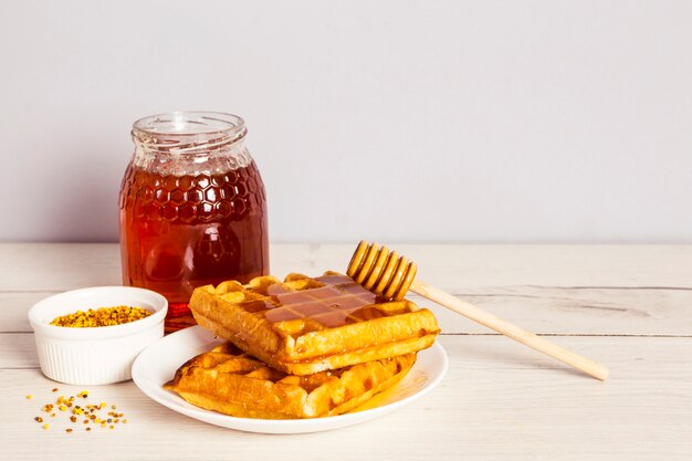 Desayuno saludable con polen de abeja en la mesa de madera