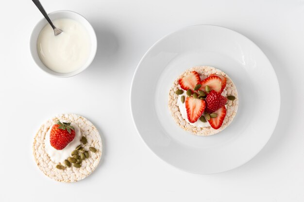 Desayuno saludable en rebanadas de pastel de arroz