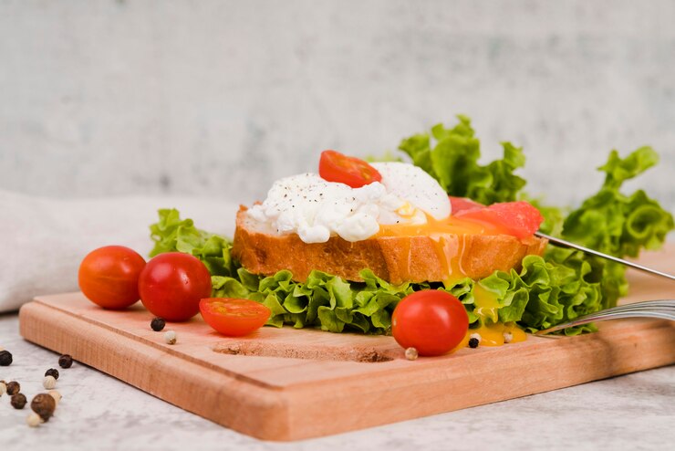 Foto gratuito desayuno saludable en tablero de madera