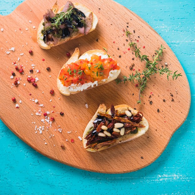 Desayuno saludable tostadas con tomillo; Semillas de pimienta roja y sal en la tabla de cortar