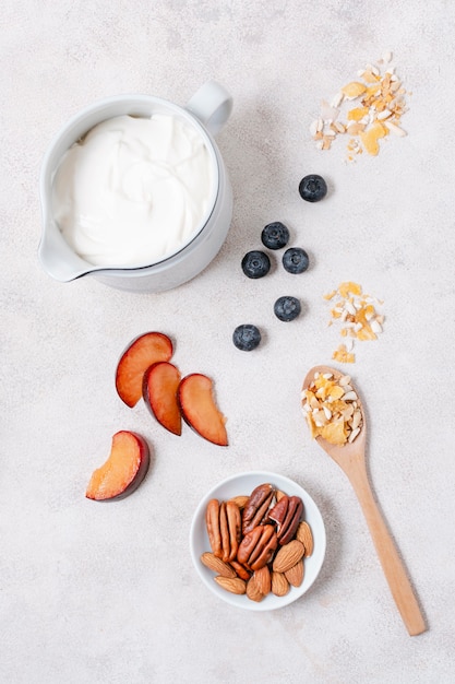 Desayuno saludable con yogurt y frutas.