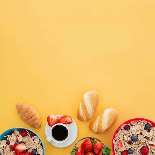 Foto gratuita desayuno saludable de yogurt con muesli y bayas