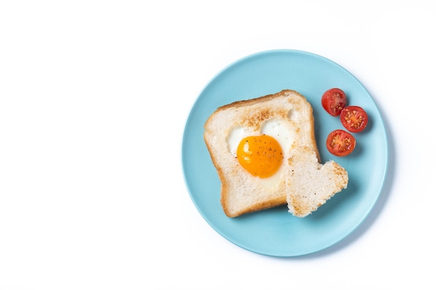 Foto gratuita desayuno de san valentín con huevo con tomates en forma de corazón y pan tostado aislado sobre fondo blanco
