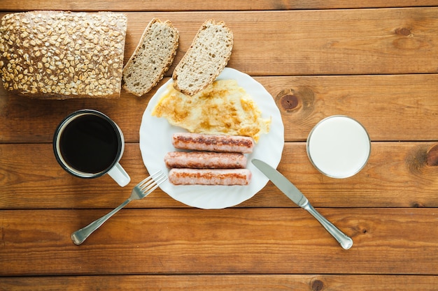 Desayuno simple servido en la mesa de madera