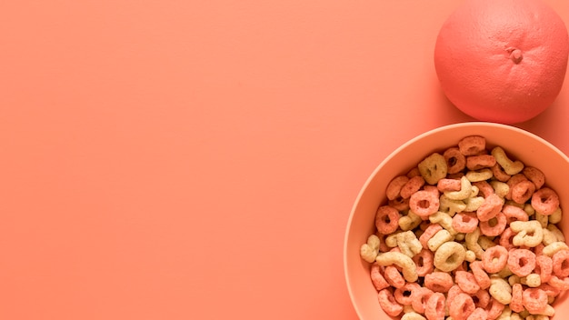 Foto gratuita desayuno sobre fondo rosa