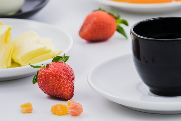 Desayuno con taza de café y fruta