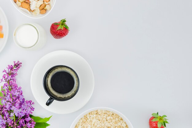 Desayuno con taza de café y fruta