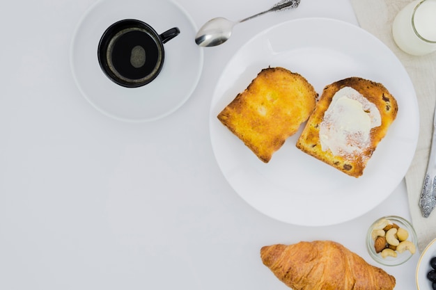 Foto gratuita desayuno con taza de café y fruta