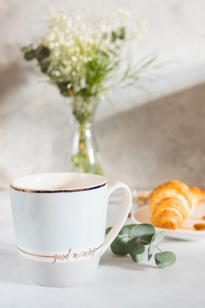 Desayuno con taza de café