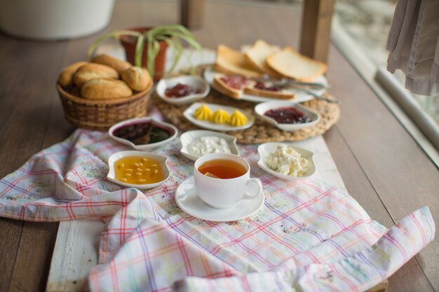 Desayuno con té en la mesa