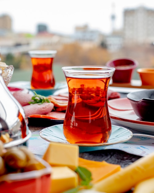 Foto gratuita desayuno con té y queso en lonchas