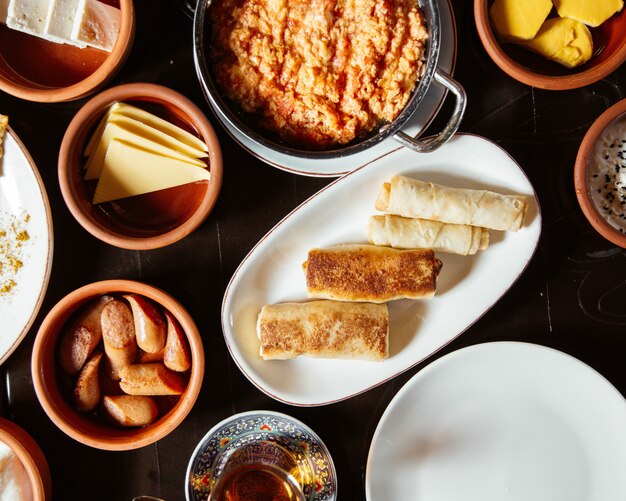 Desayuno con tortilla y panqueques