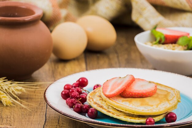 Desayuno con tortitas y fresas