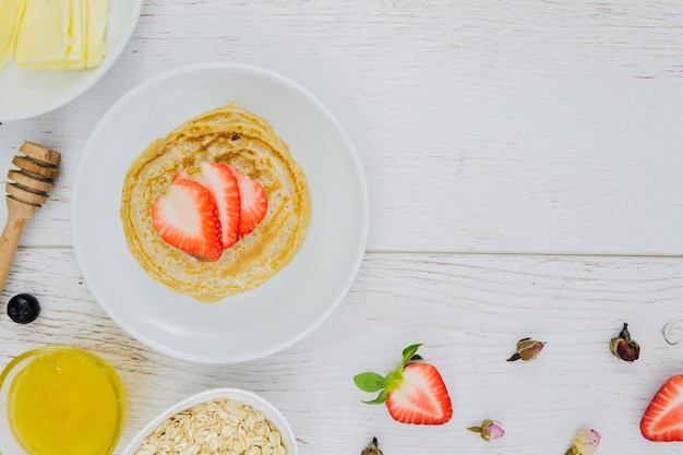 Foto gratuita desayuno con tortitas y fresas