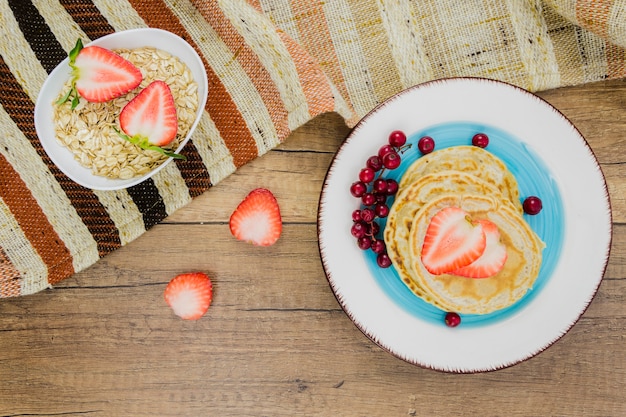 Foto gratuita desayuno con tortitas y fresas