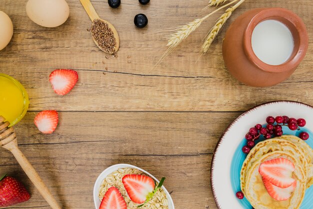 Foto gratuita desayuno con tortitas y fresas