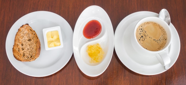 El desayuno con tostadas y café.