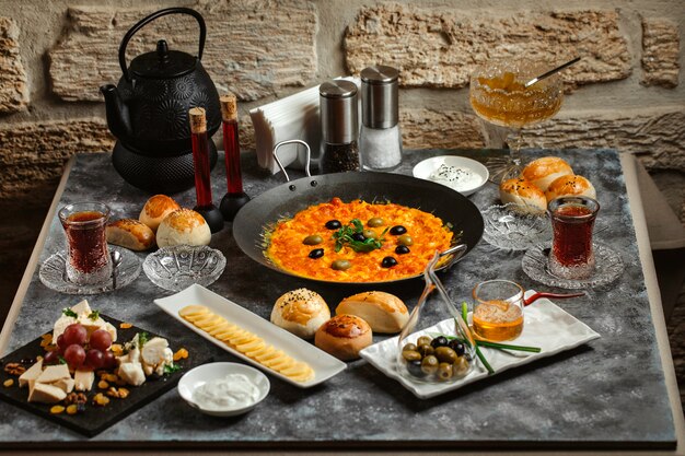 desayuno tradicional azerbaiyano con plato de huevo y tomate, té, queso y mantequilla