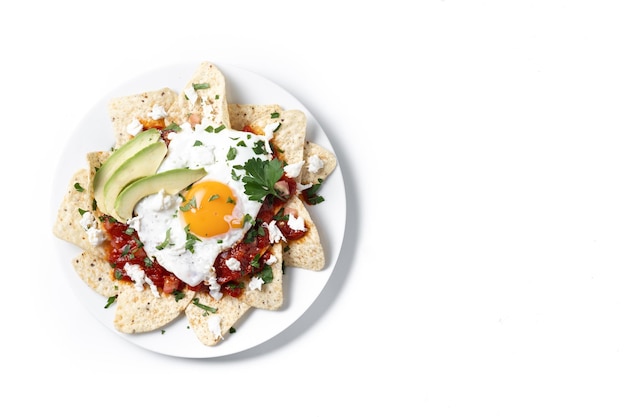 Foto gratuita desayuno tradicional mexicano chilaquiles rojos con huevo aislado sobre fondo blanco