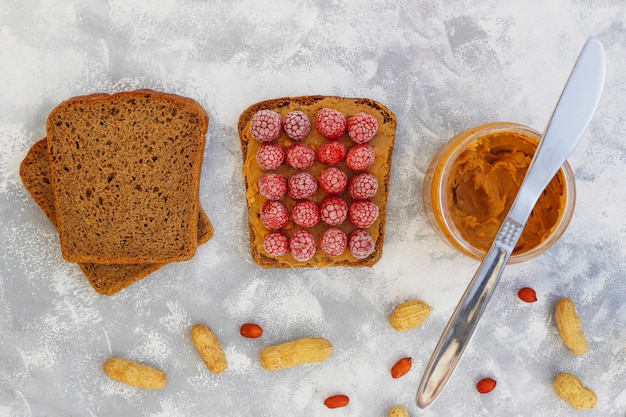 Foto gratuita desayuno tradicional de verano americano y europeo: sándwiches de pan tostado con mantequilla de maní, copia vista superior