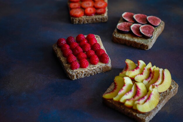 Desayuno tradicional de verano americano y europeo: sándwiches de pan tostado con mantequilla de maní, copia vista superior