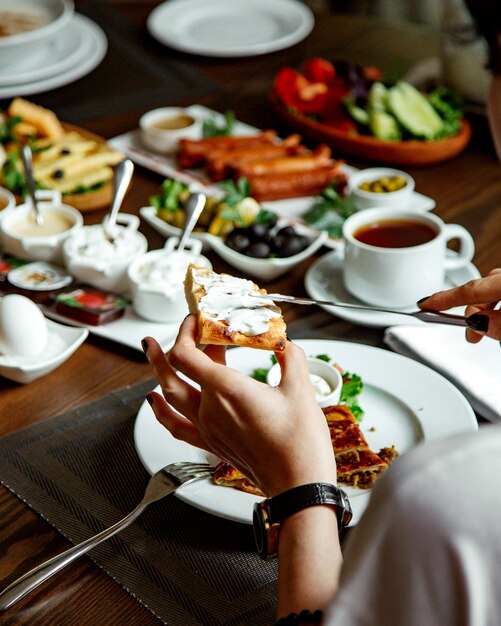 Desayuno con varios alimentos en la mesa