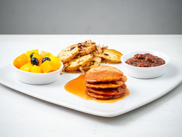 Desayuno vegano de Quebec en una escena blanca