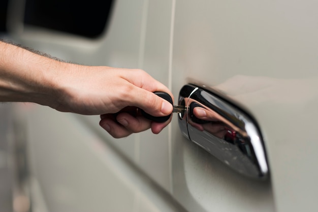 Desbloquear la puerta de un auto con una llave