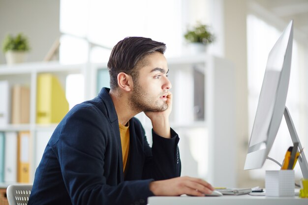 Descanse frente al monitor