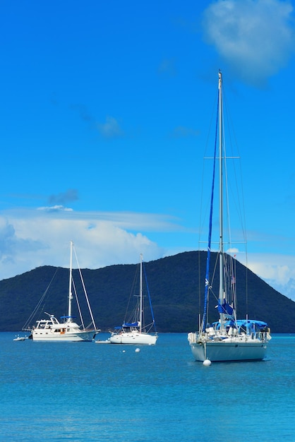 Descanso de veleros en la bahía en St John, Islas Vírgenes.