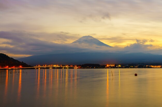 Descubrir la cumbre Japón follaje luz