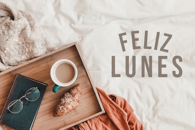 Foto gratuita deseando feliz lunes en español