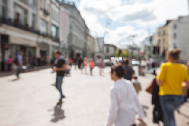 Foto gratuita desenfocar la vista de los peatones caminando en la calle