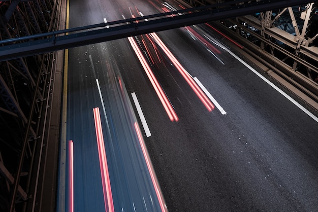 Desenfoque de movimiento del tráfico en primer plano del puente