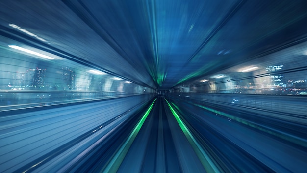 Desenfoque de movimiento del tren automático que se mueve dentro del túnel en Tokio, Japón.