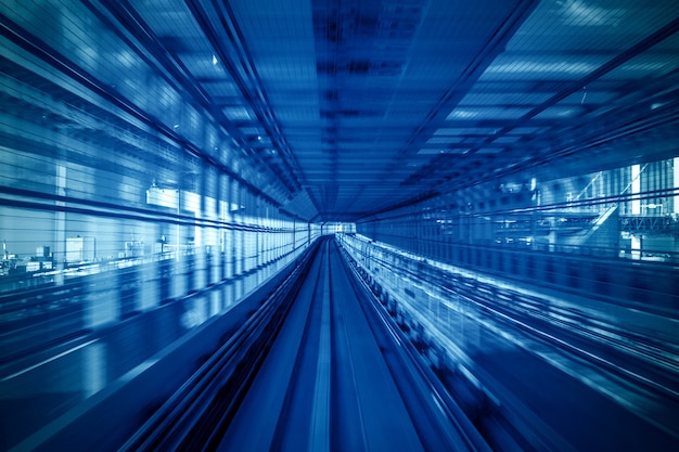 Desenfoque de movimiento del tren automático que se mueve dentro del túnel en Tokio, Japón.