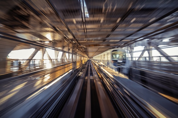 Foto gratuita desenfoque de movimiento del tren automático que se mueve dentro del túnel en tokio, japón.