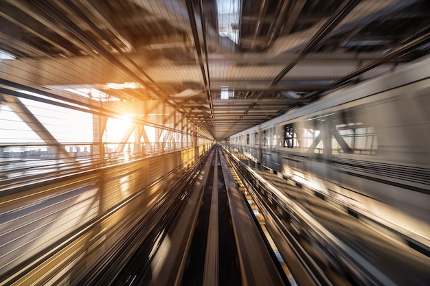 Desenfoque de movimiento del tren automático que se mueve dentro del túnel en Tokio, Japón.