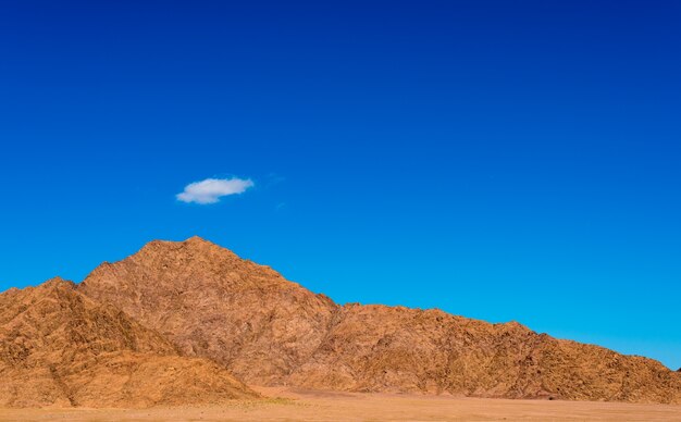 Desierto paisaje con nubes