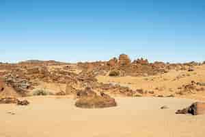 Foto gratuita desierto pedregoso con cielo despejado