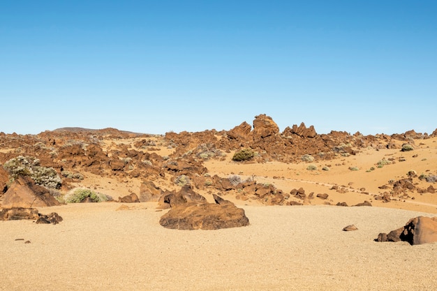 Desierto pedregoso con cielo despejado