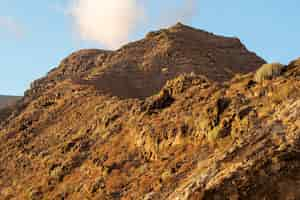 Foto gratuita desierto pico de montaña con cielo nublado