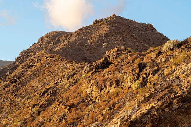 Desierto pico de montaña con cielo nublado