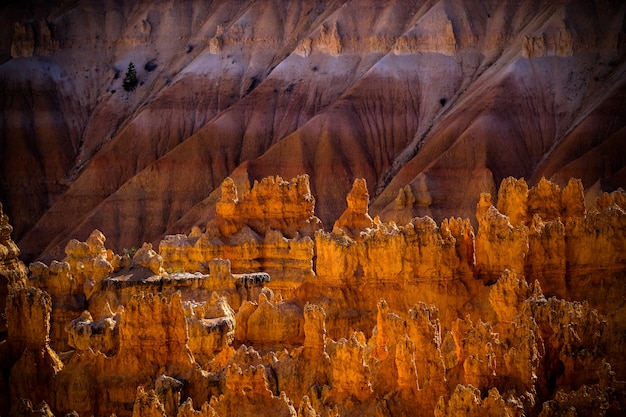 Desierto de rocas y acantilados con una montaña de arena