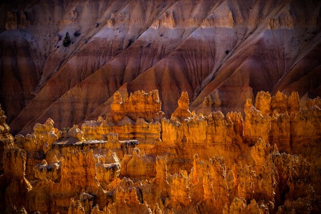 Desierto de rocas y acantilados con una montaña de arena