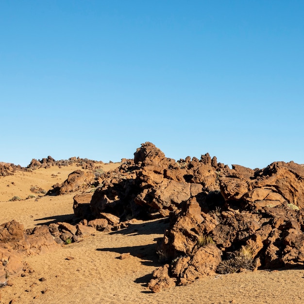 Desierto rocoso con cielo azul claro