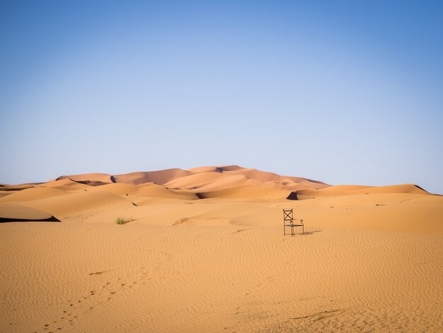 Desierto del Sahara bajo la luz del sol y un cielo azul en Marruecos en África