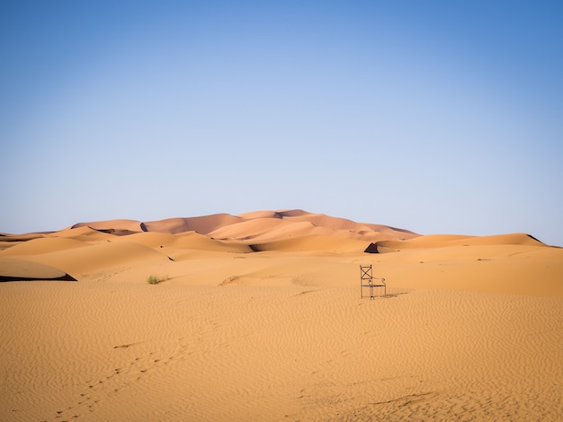 Desierto del Sahara bajo la luz del sol y un cielo azul en Marruecos en África