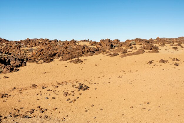 Desierto del suelo rojo con fondo claro